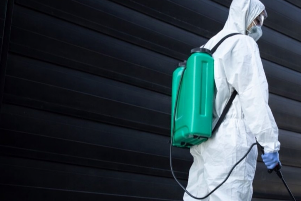 Equipo de asiec realizando servicios de fumigación y desinfección