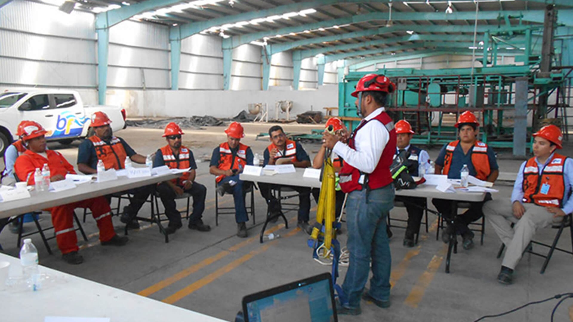 Equipo de ASIEC realizando servicios de asesorías